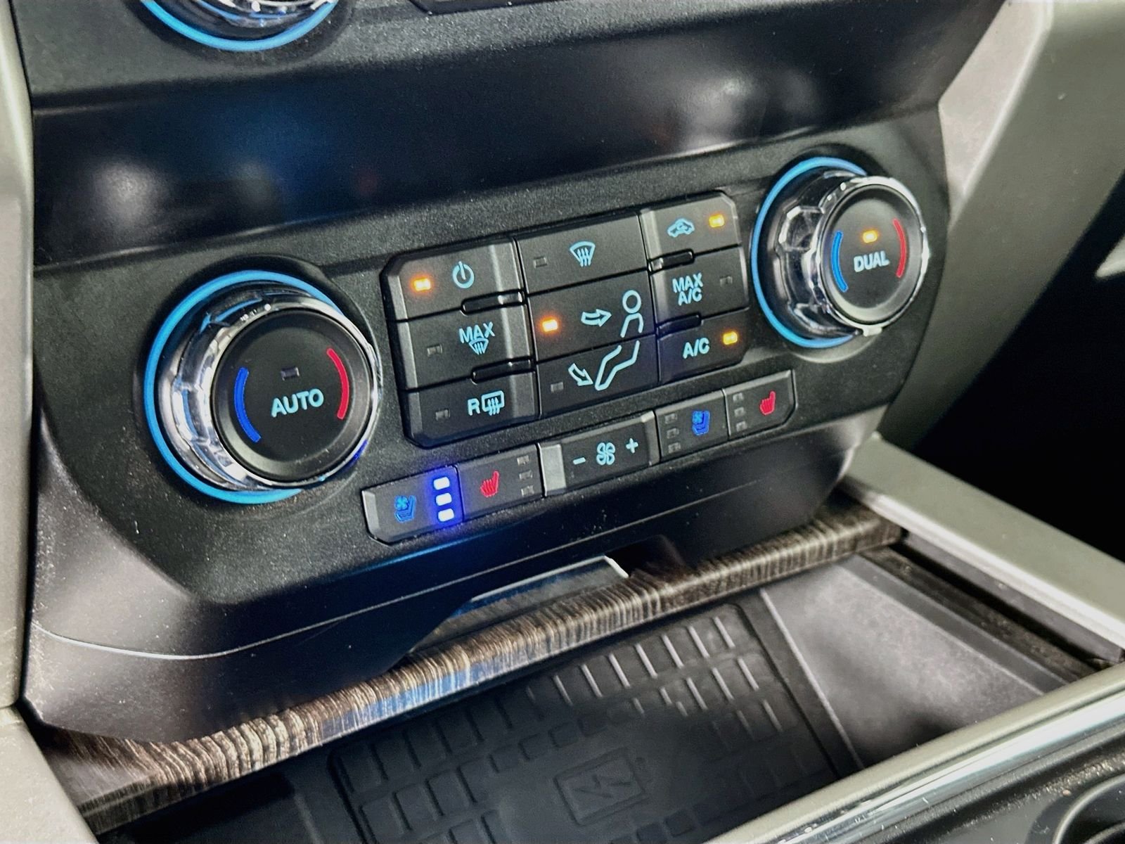Used 2020 Black Metallic Ford Lariat image 16