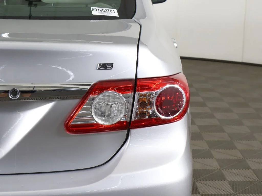 Used 2011 Silver Toyota LE image 11