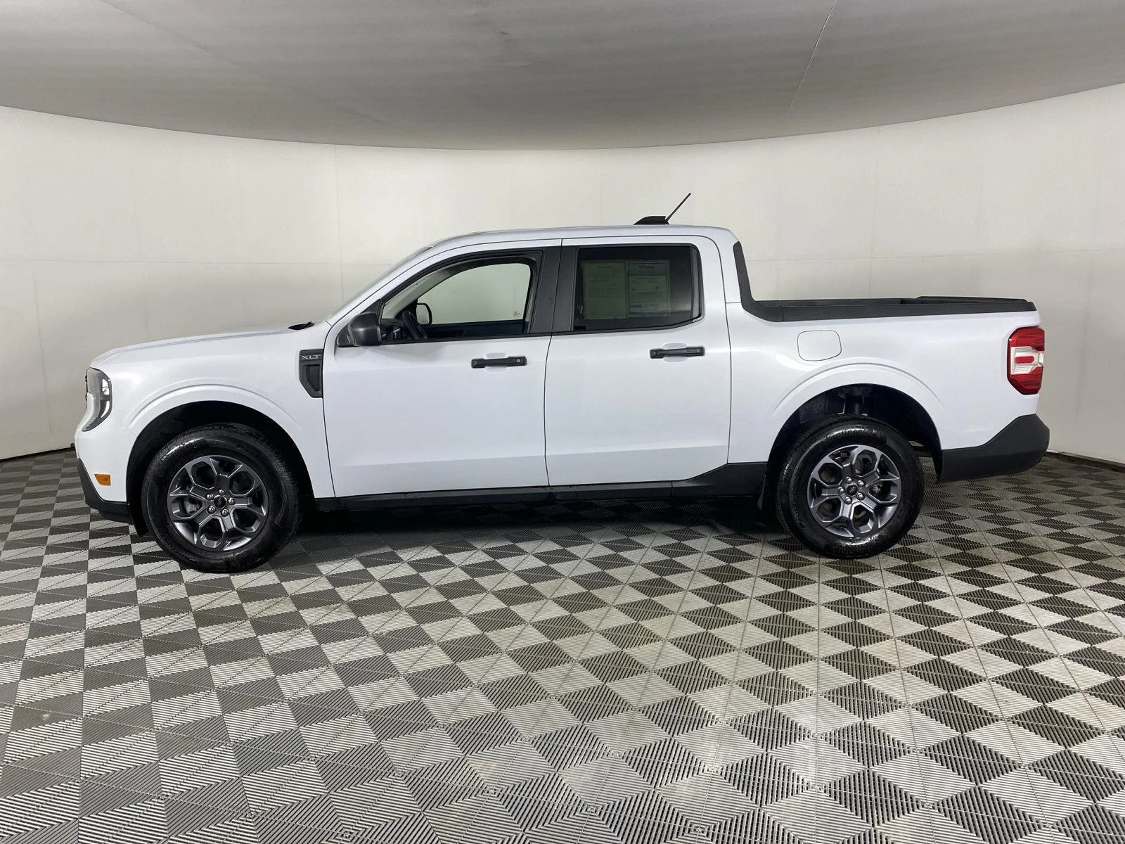 New 2025 White Metallic Ford XLT image 4