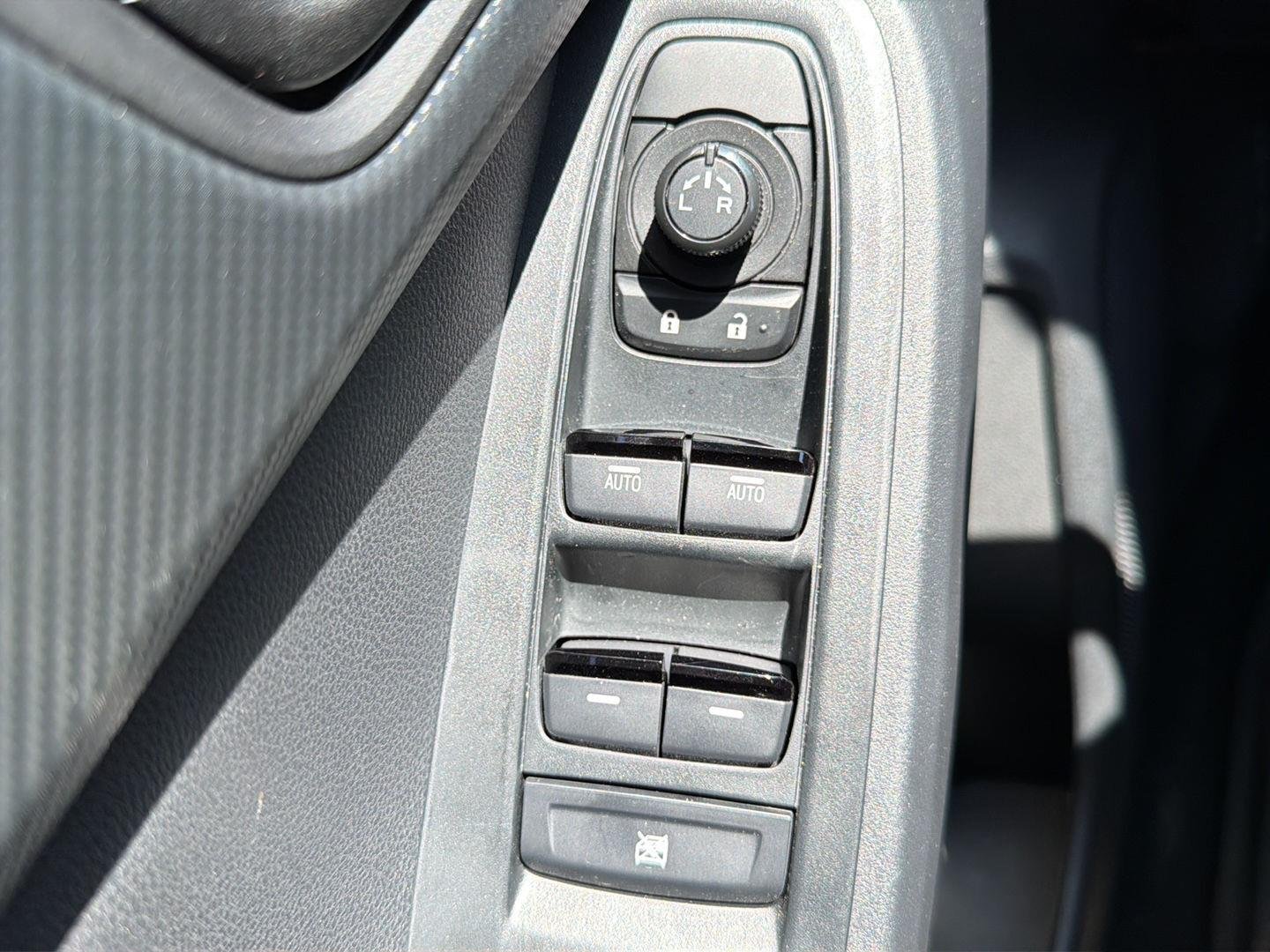 Used 2025 Crystal White Pearl Subaru Base image 18