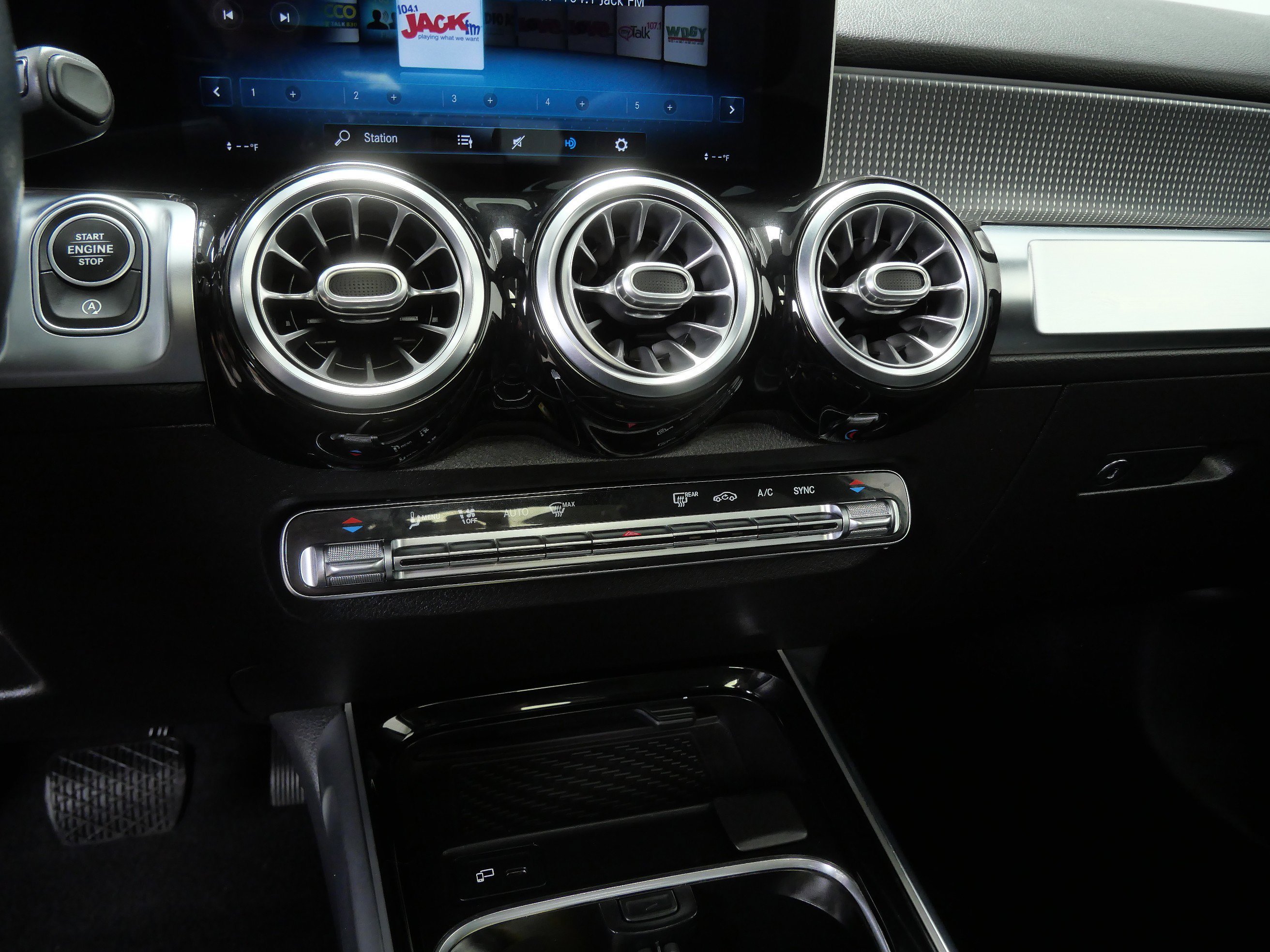 Certified Used 2021 Polar White Mercedes-Benz GLB 250 image 21
