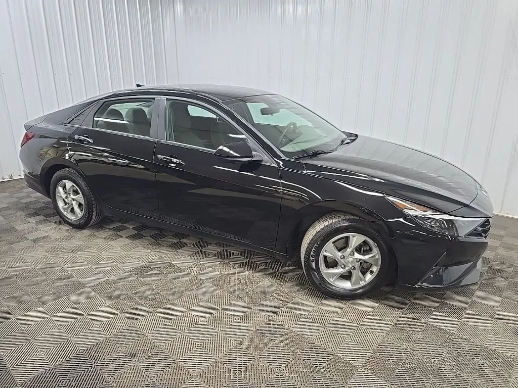 Used 2022 Black Hyundai SE image 1