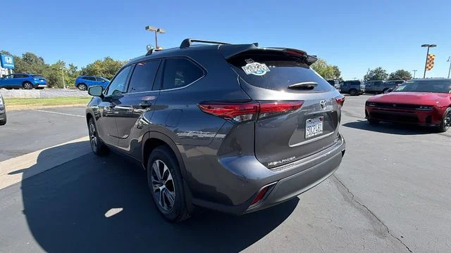 Used 2022 Magnetic Gray Metallic Toyota XLE image 6