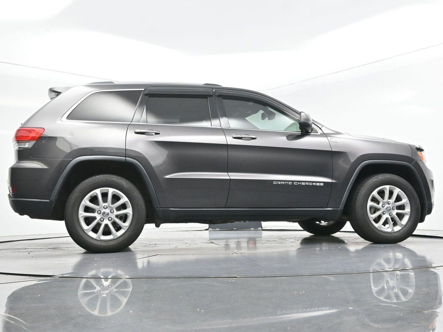 Used 2016 Granite Crystal Metallic Clearcoat Jeep Laredo image 48