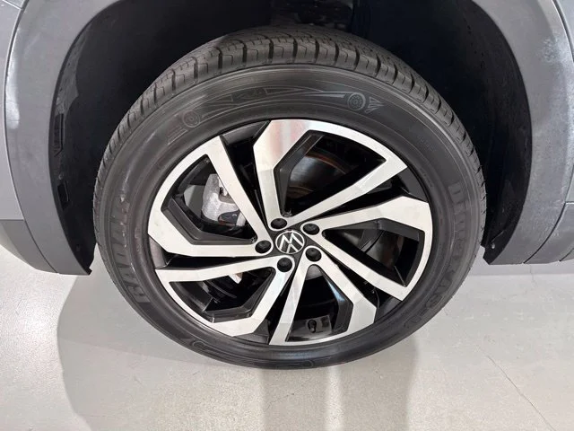 Used 2023 Gray Volkswagen SEL image 4
