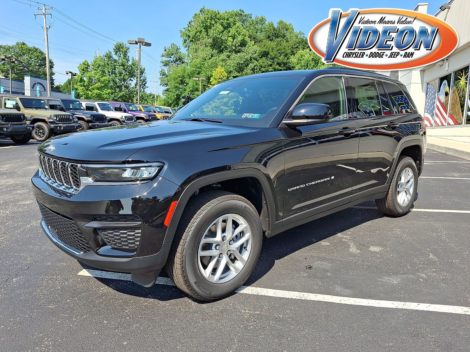New 2026 Diamond Black Crystal Pearlcoat Jeep Laredo X image 1