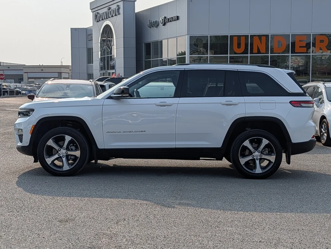 Certified Used 2023 White Jeep Limited - - 4x4 - Luxury Tech II - Command View Sunroof - Passenger Display & More! image 5