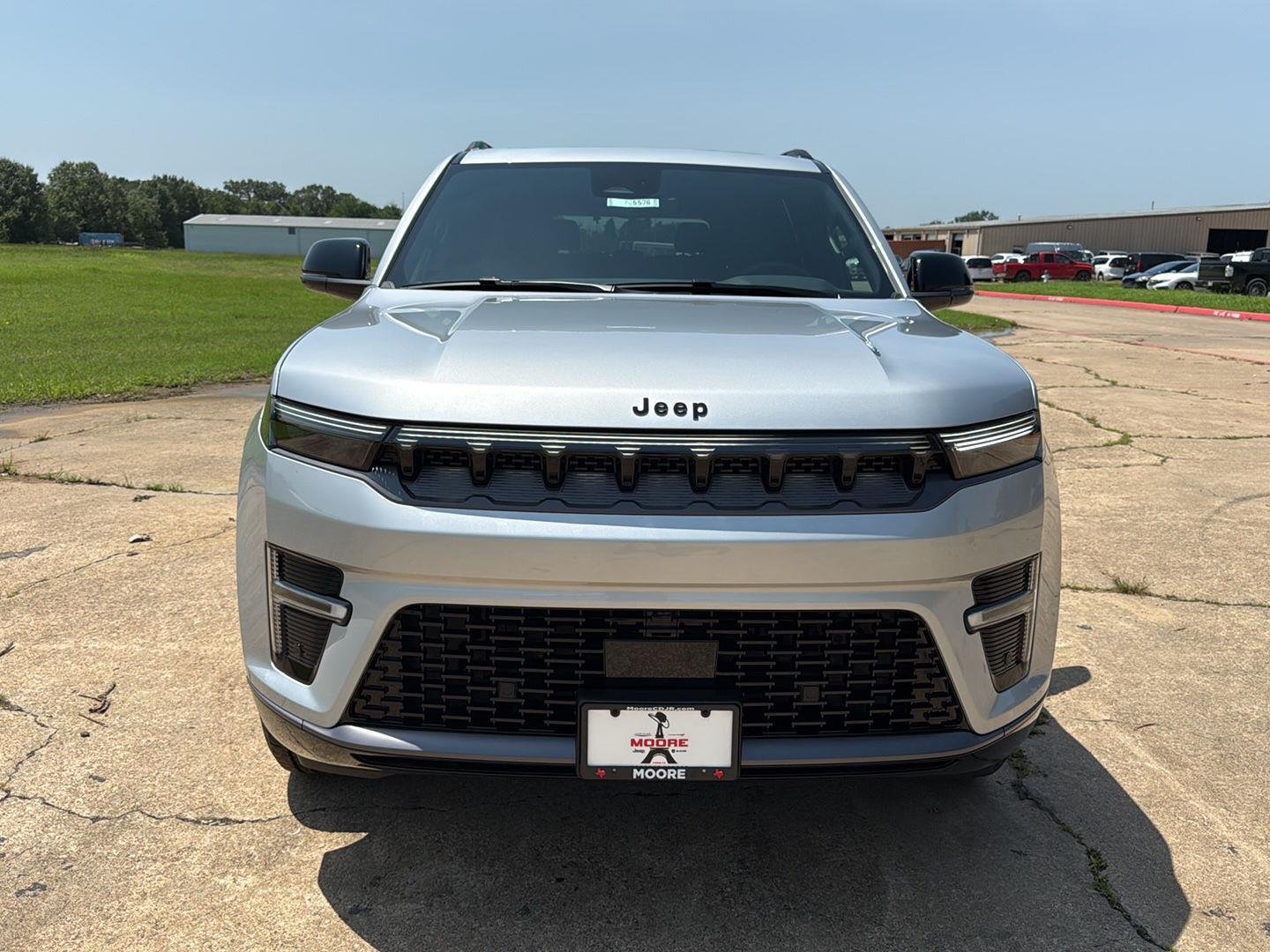 New 2026 Silver-Zynith Exterior Paint Jeep Limited Altitude image 2