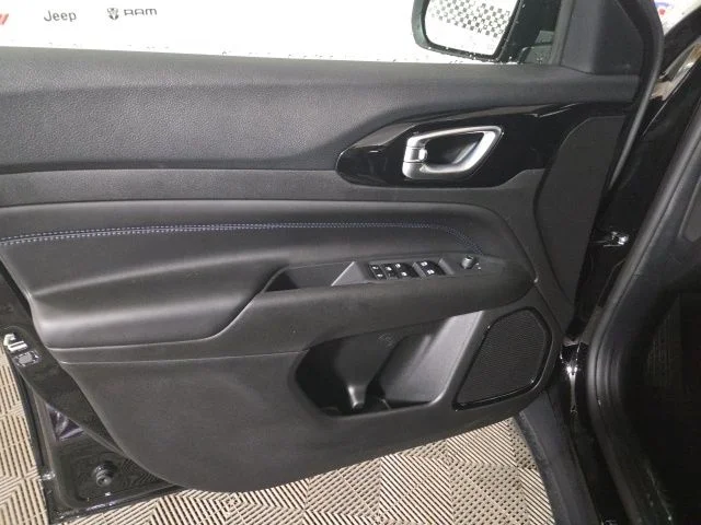 New 2026 Diamond Black Crystal Pearl-Coat Exterior Paint Jeep Latitude image 20
