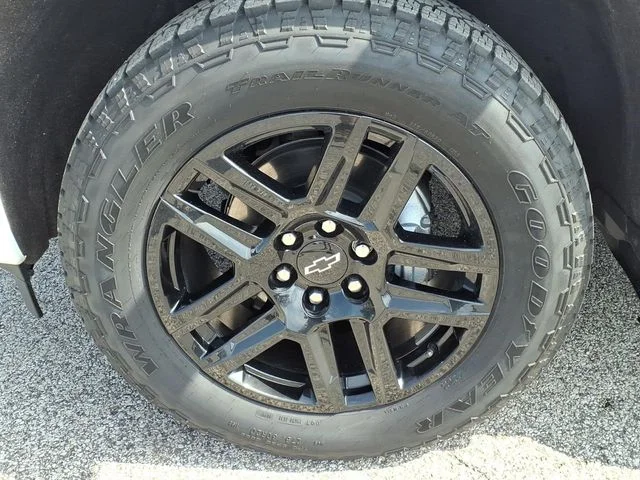 Used 2025 White Chevrolet RST image 27