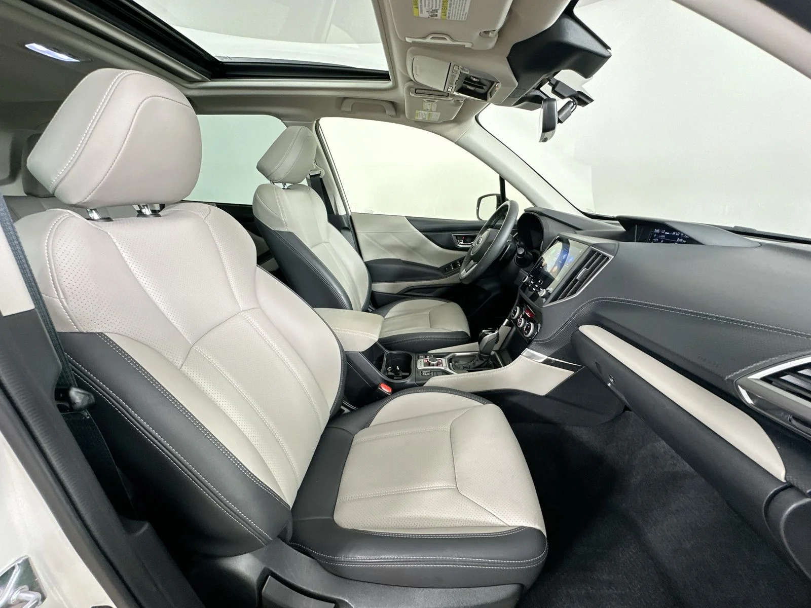 Used 2024 White Subaru  image 43
