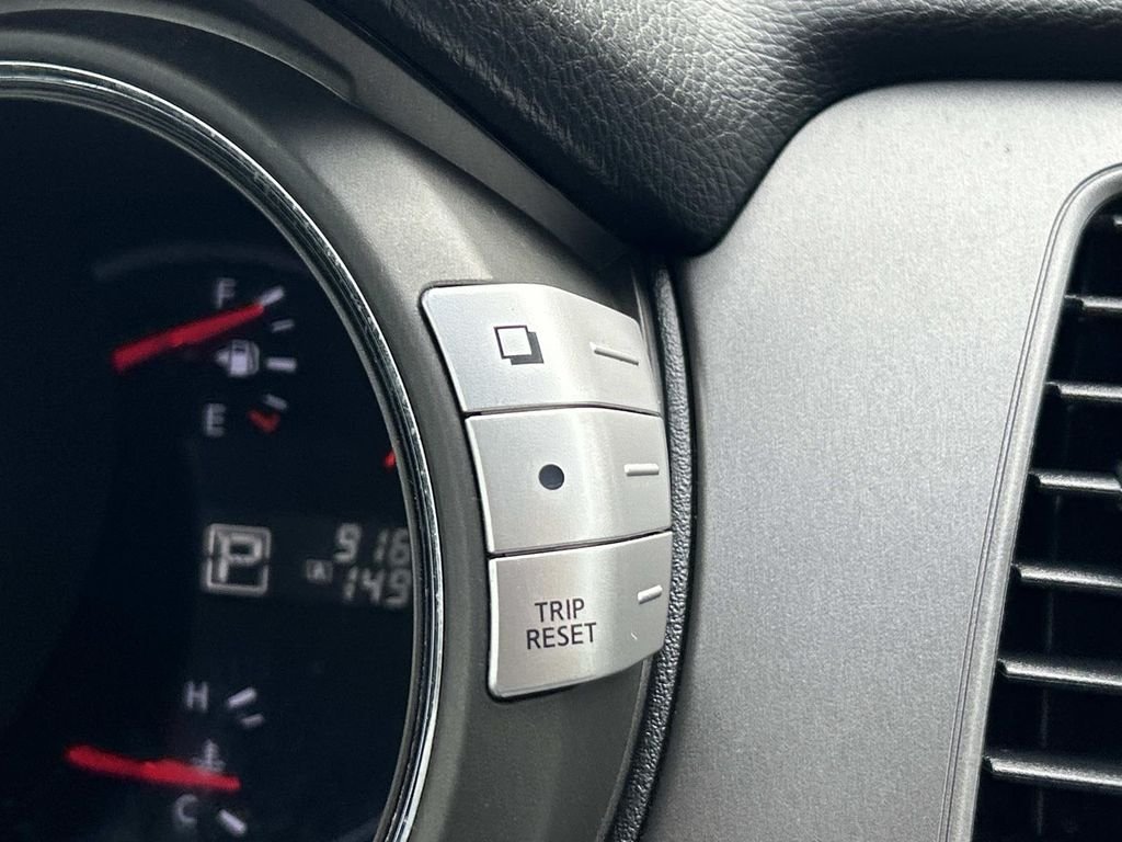 Used 2014 Gray Nissan SL image 27