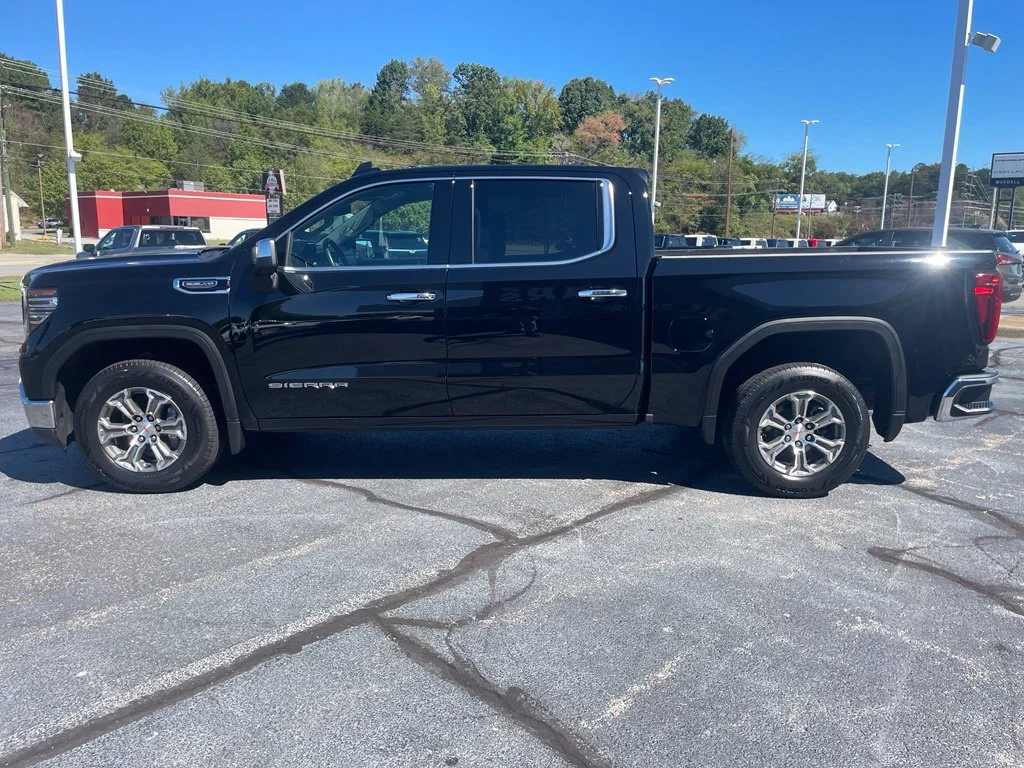Used 2025 Onyx Black GMC SLT image 9