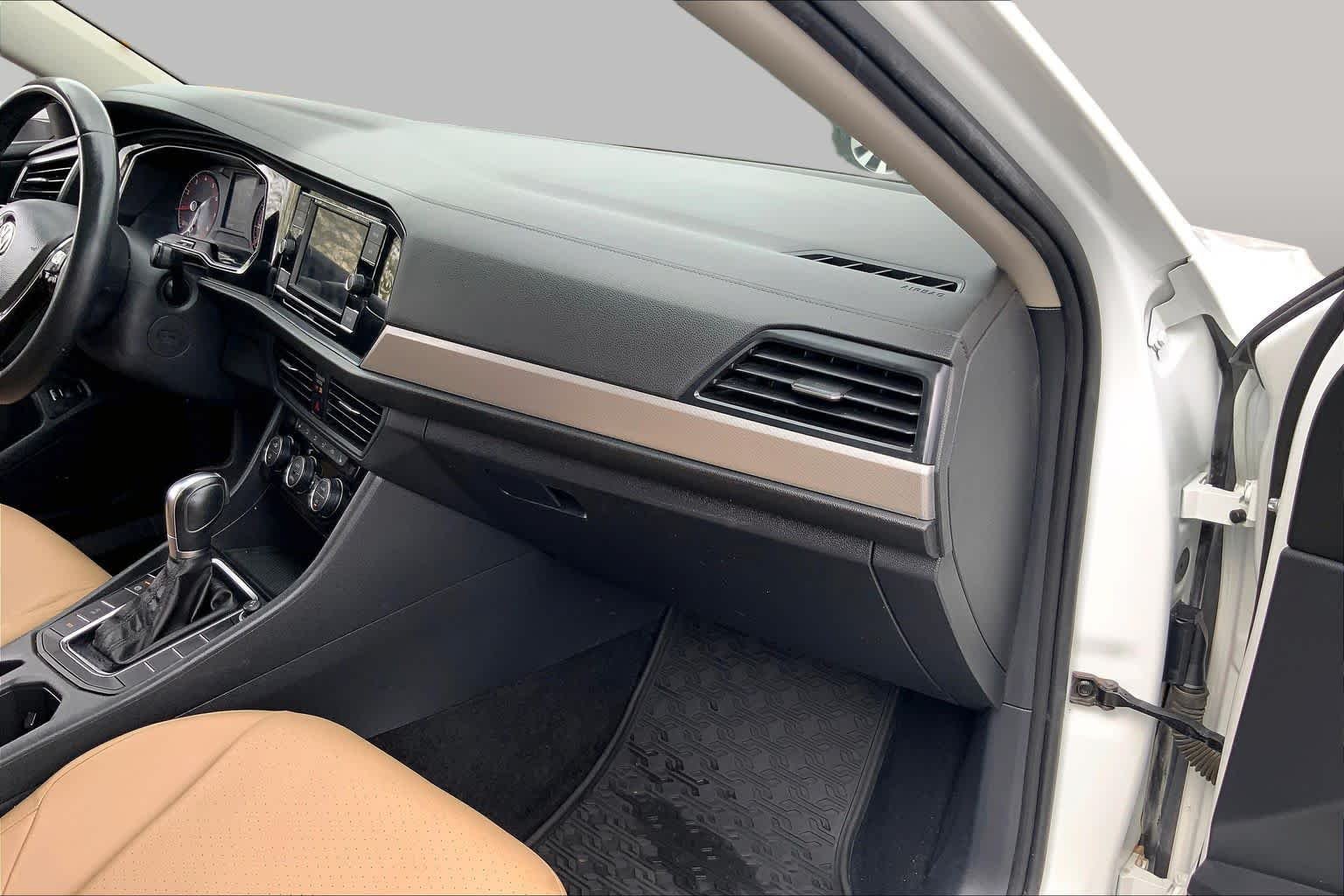 Used 2019 Pure White Volkswagen SE image 15