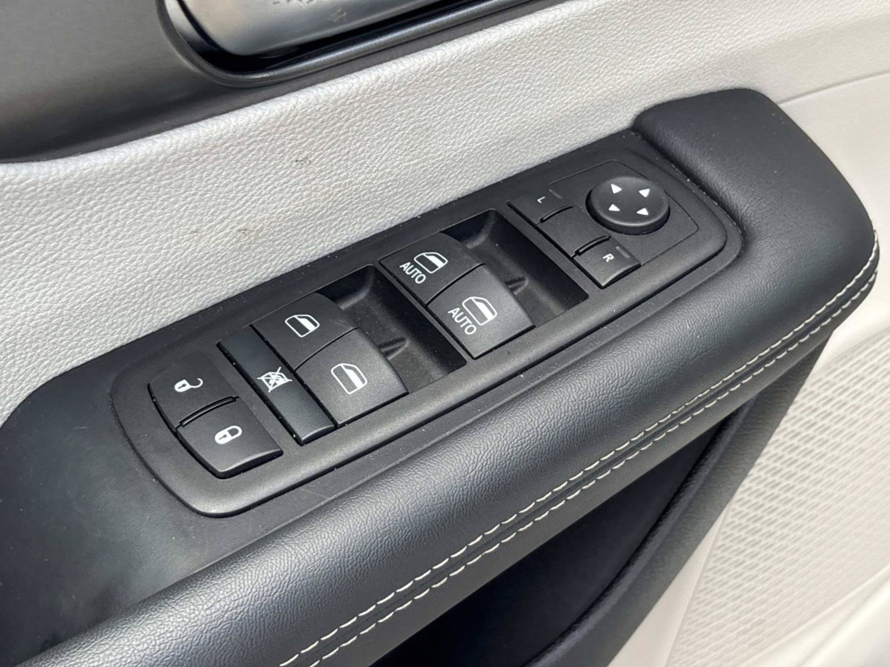 Used 2024 Silver Mist Clearcoat Chrysler Touring L image 22