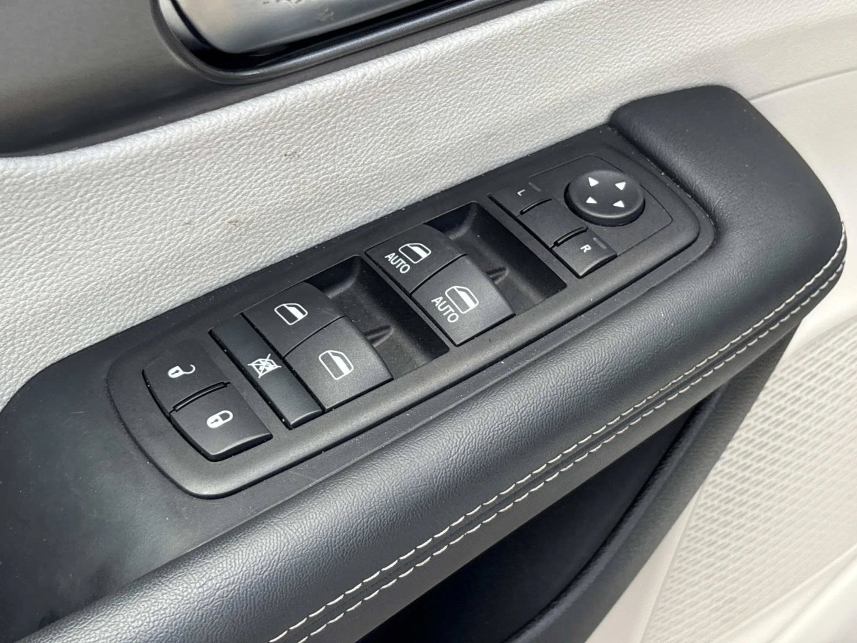 Used 2024 Silver Mist Clearcoat Chrysler Touring L image 22