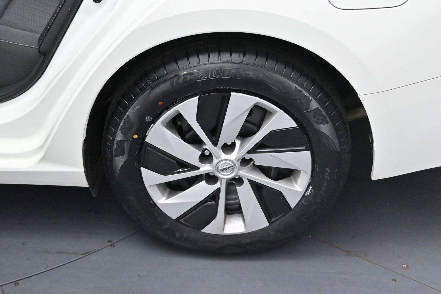 Used 2022 Glacier White Nissan 2.5 S image 26