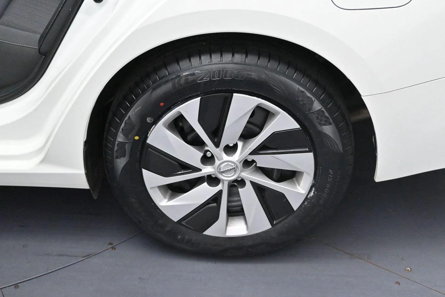 Used 2022 Glacier White Nissan 2.5 S image 26