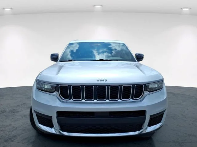 Used 2025 Silver Jeep Laredo image 4