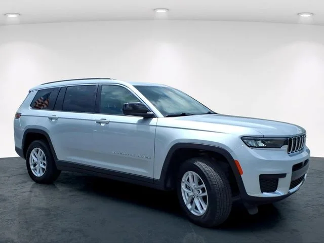 Used 2025 Silver Jeep Laredo image 5