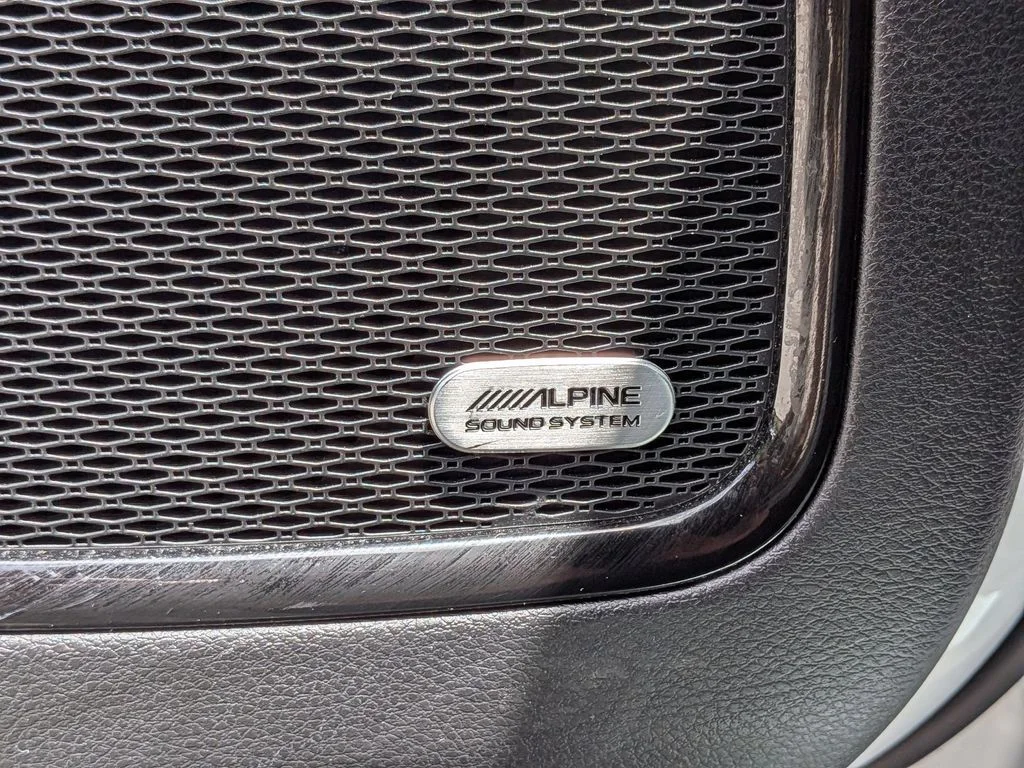 Used 2022 White Jeep Latitude image 12