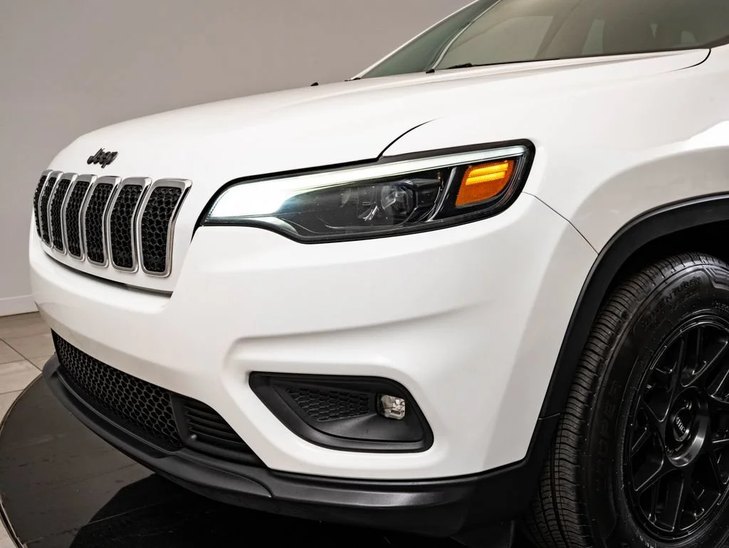 Used 2019 Bright White Clear Coat Jeep Latitude image 3