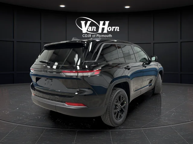New 2026 Diamond Black Crystal Pearl-Coat Exterior Paint Jeep Altitude image 3