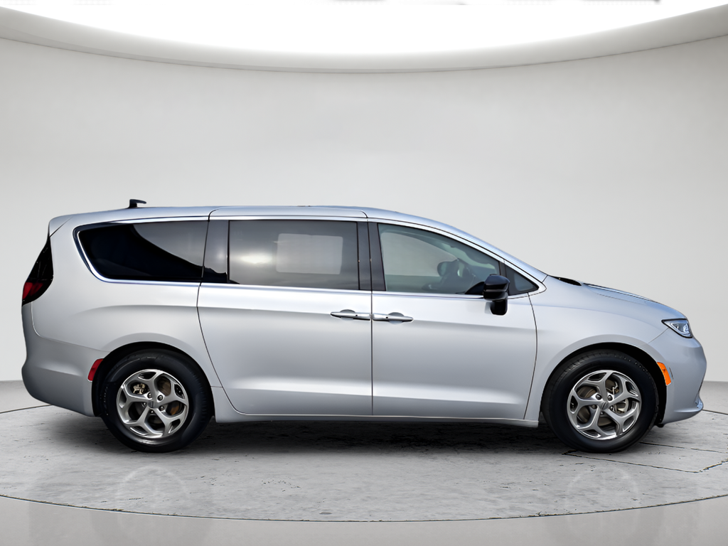 Used 2024 Silver Chrysler Limited image 6