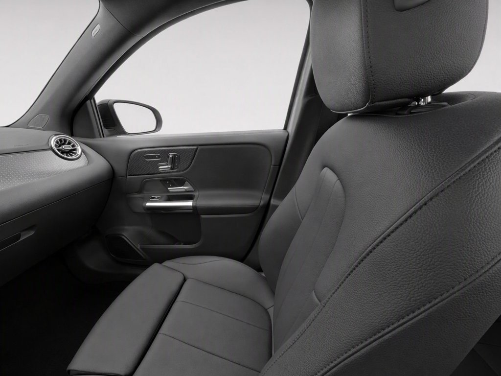 Used 2025  Mercedes-Benz GLA 250 image 29