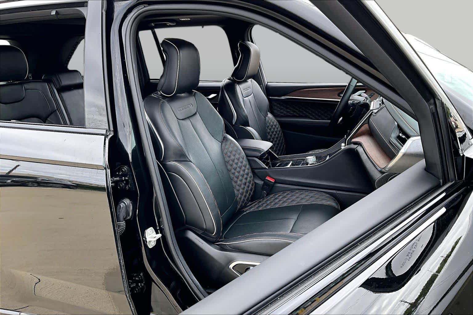 Used 2023 Diamond Black Crystal Pearlcoat Jeep Summit image 9