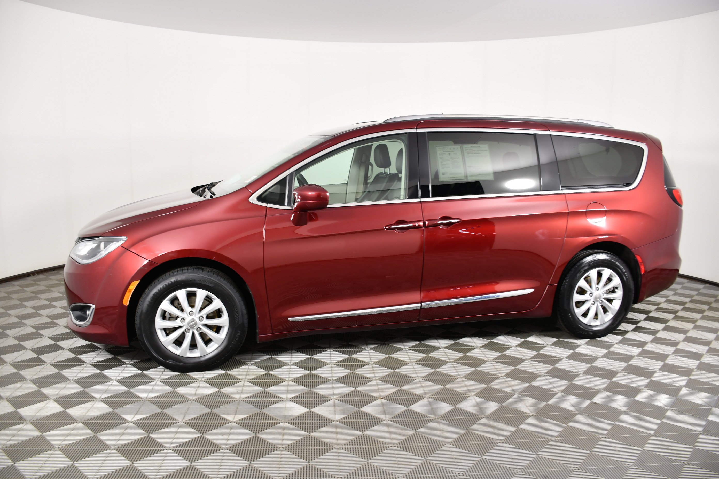 Used 2019 Velvet Red Pearlcoat Chrysler Touring L image 9