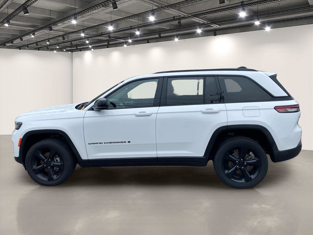 Used 2023 Bright White Clearcoat Jeep Altitude image 4