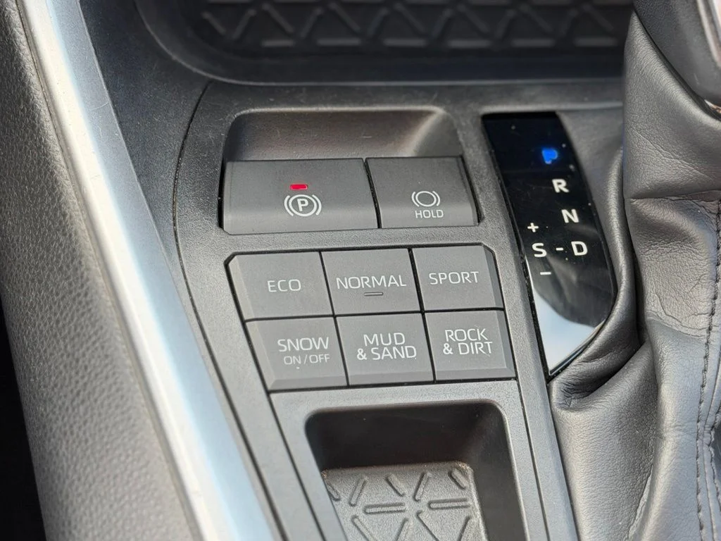 Used 2023  Toyota XLE Premium image 15