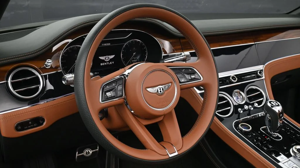 Used 2023 Green Bentley Azure image 10