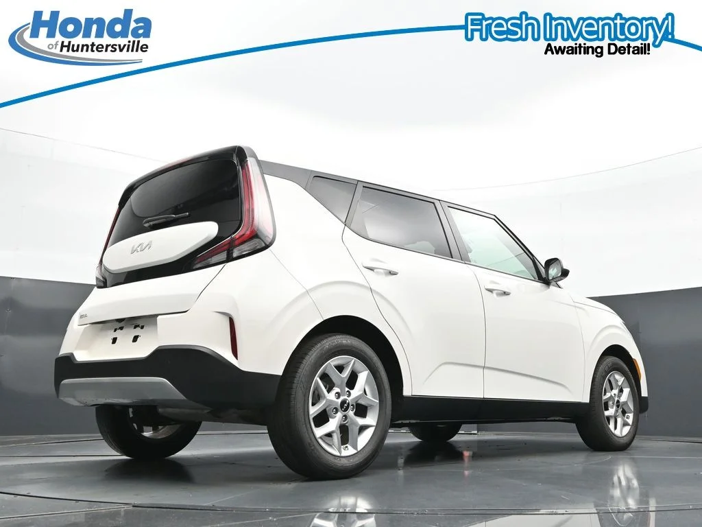 Used 2025 Snow White Pearl Kia LX image 34