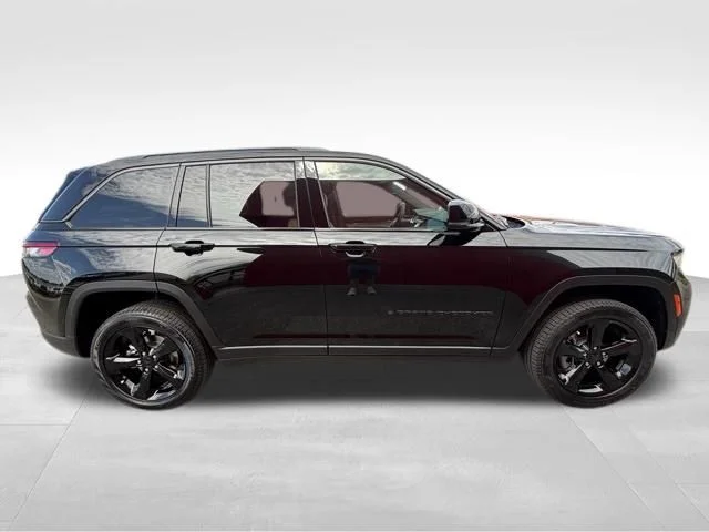 New 2026 Diamond Black Crystal Pearl-Coat Exterior Paint Jeep Limited image 6