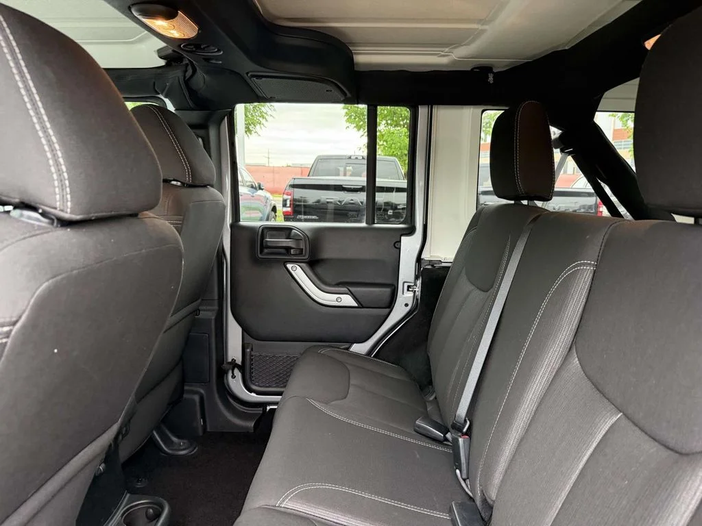 Used 2016 Silver Jeep Unlimited Rubicon image 18