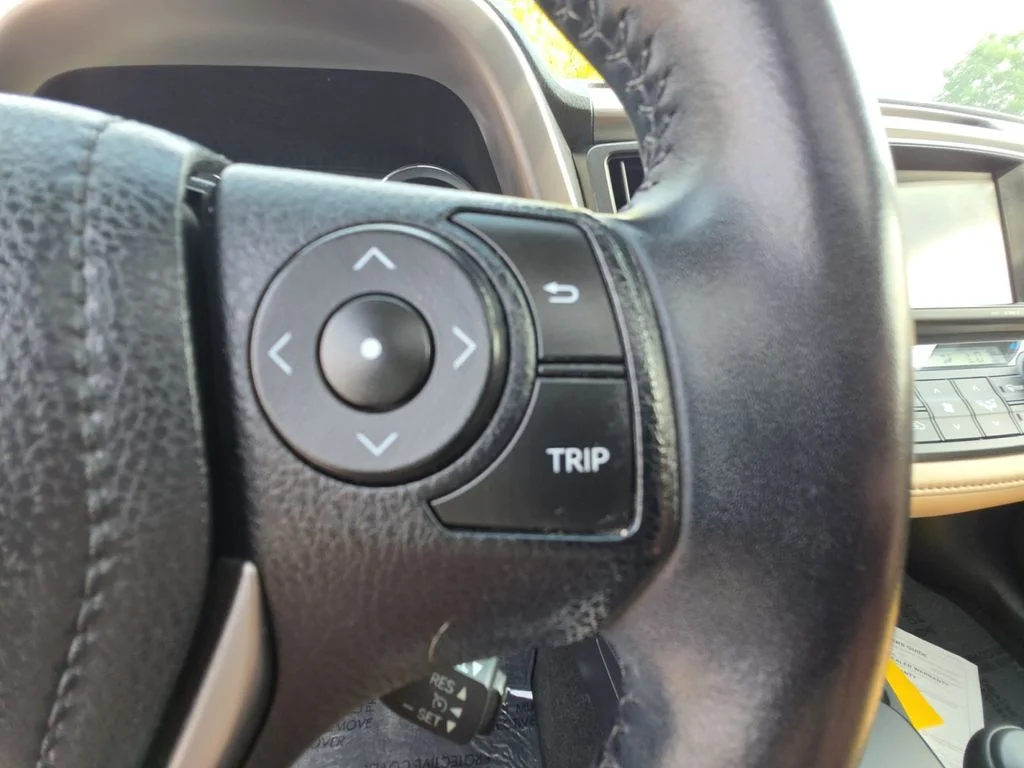 Used 2016 White Toyota XLE image 19