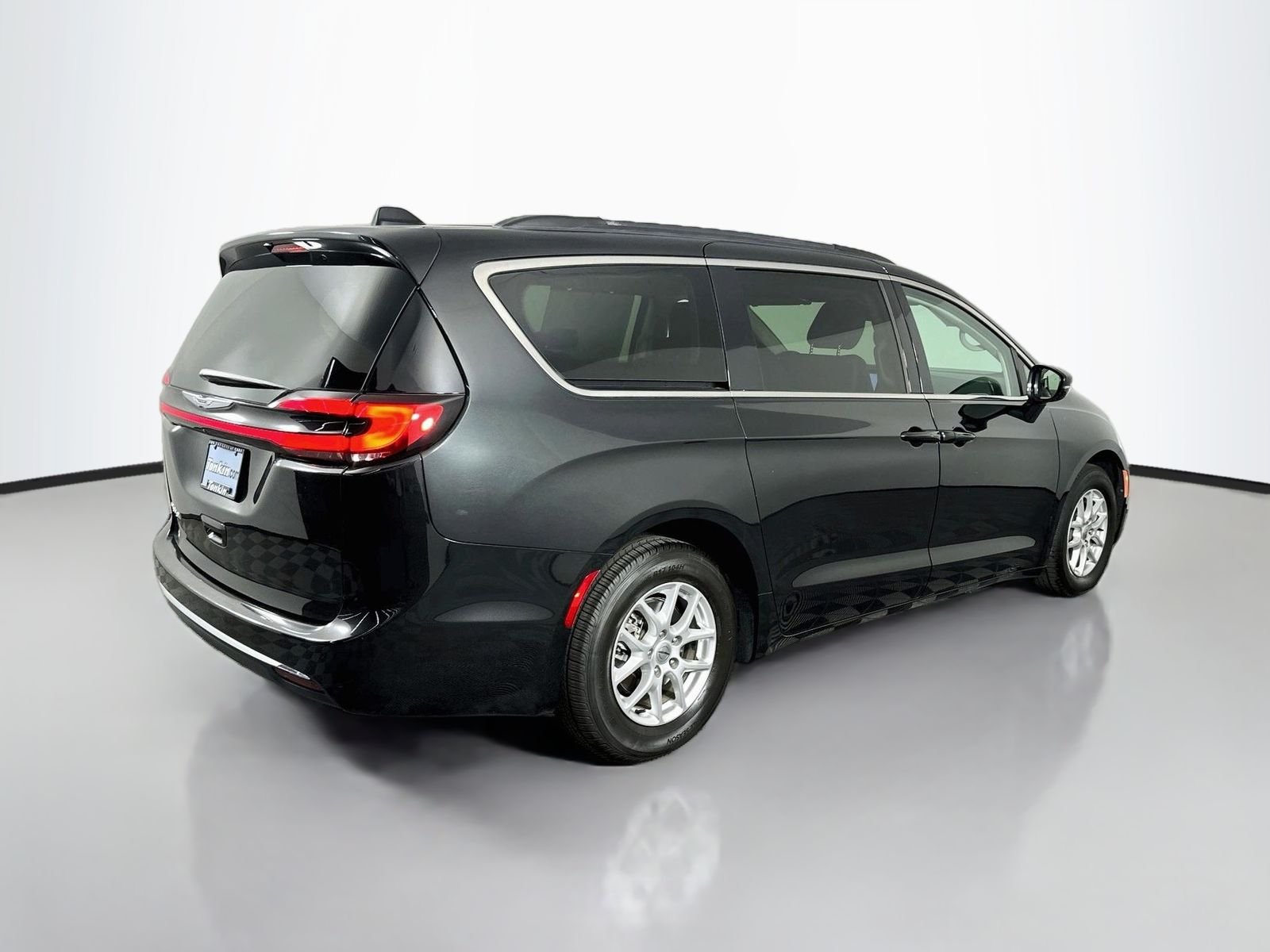 Used 2022 Brilliant Black Crystal Pearlcoat Chrysler Touring L image 6