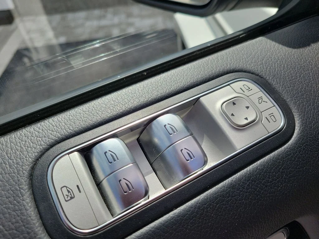 Used 2025 White Mercedes-Benz G 550 image 17