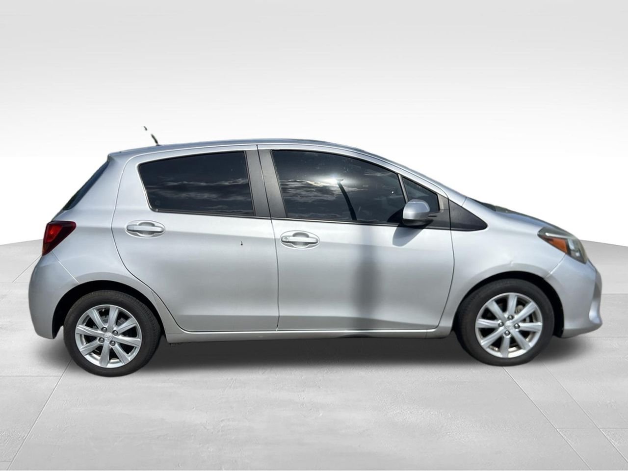 Used 2015 Silver Toyota LE image 4
