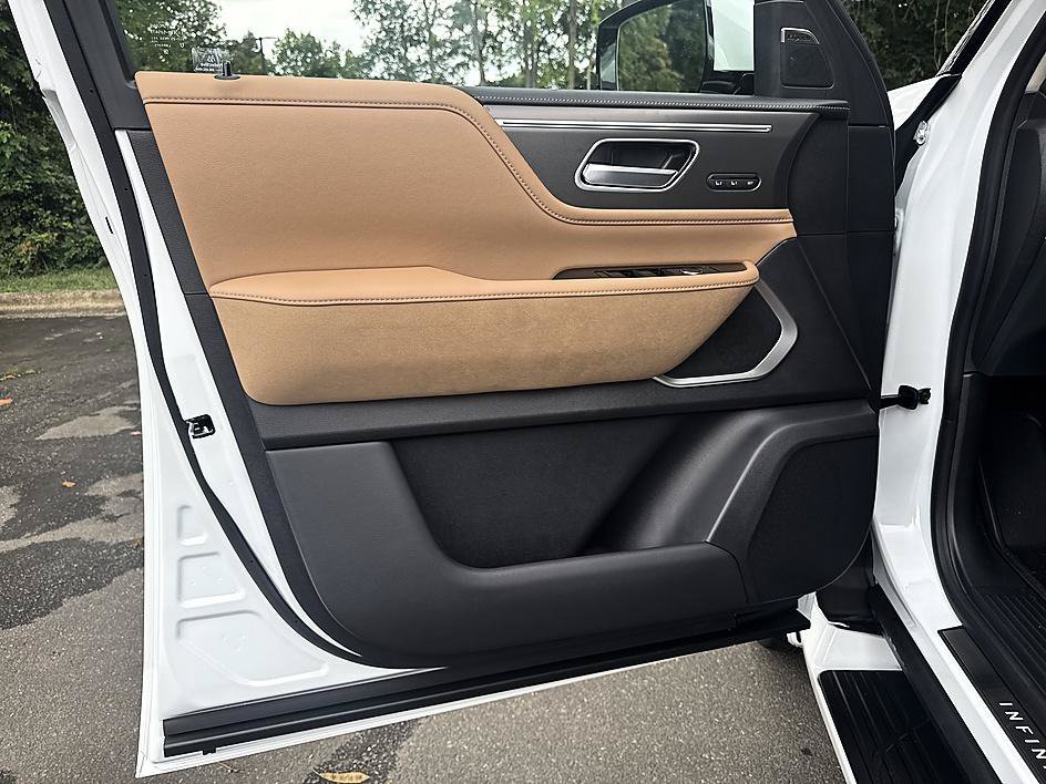 New 2027 Radiant White INFINITI LUXE image 9