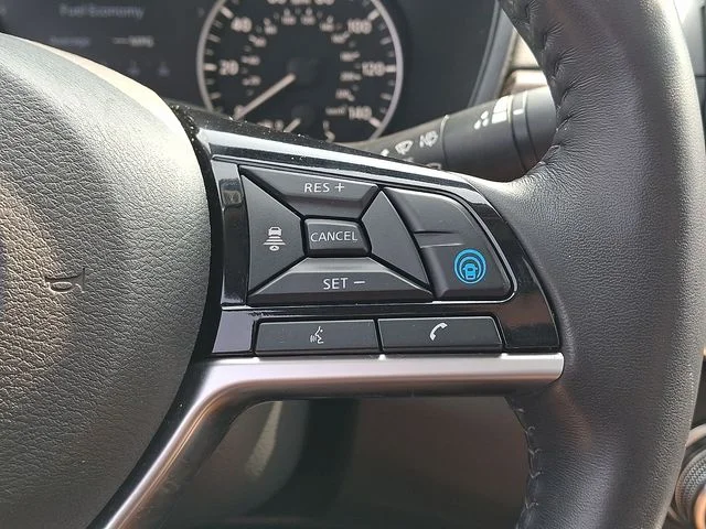 Used 2019 White Nissan 2.5 Platinum image 22