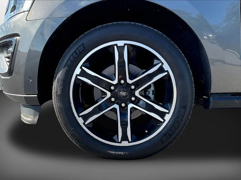 Used 2021 Magnetic Ford Limited image 36