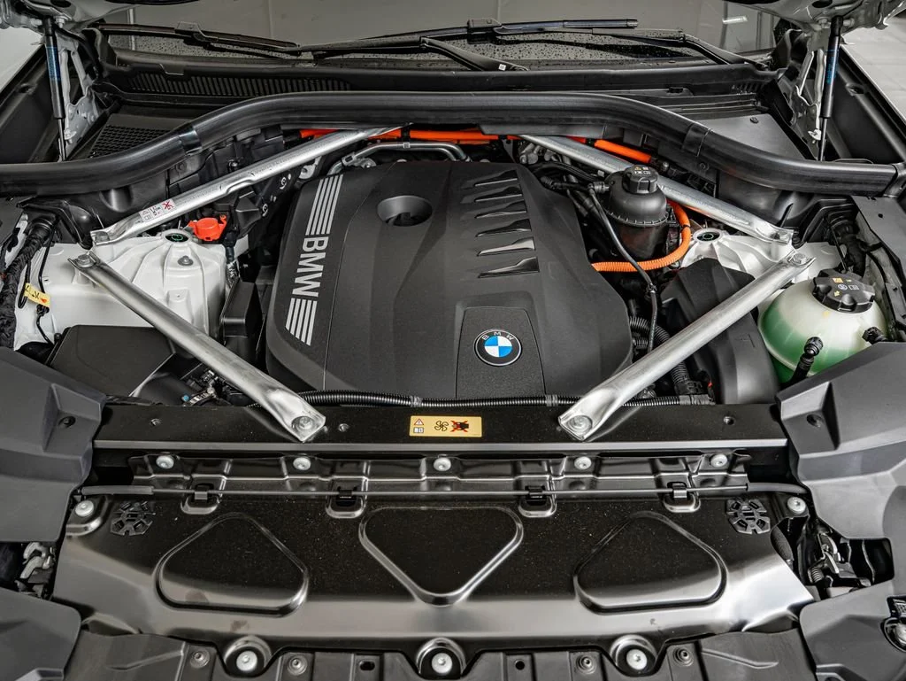 New 2026 White Metallic BMW xDrive50e image 39