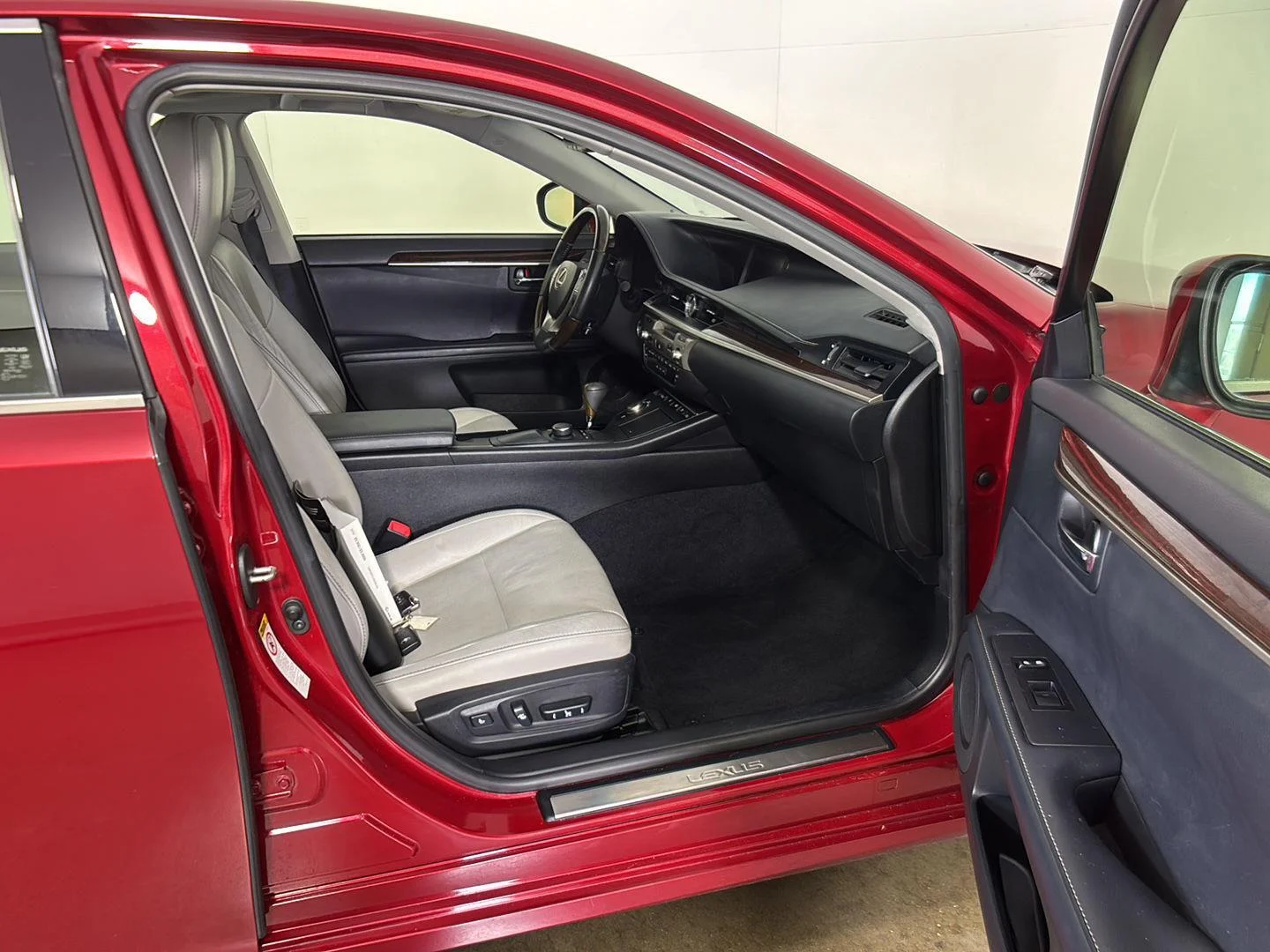 Used 2013 Matador Red Mica Lexus  image 21