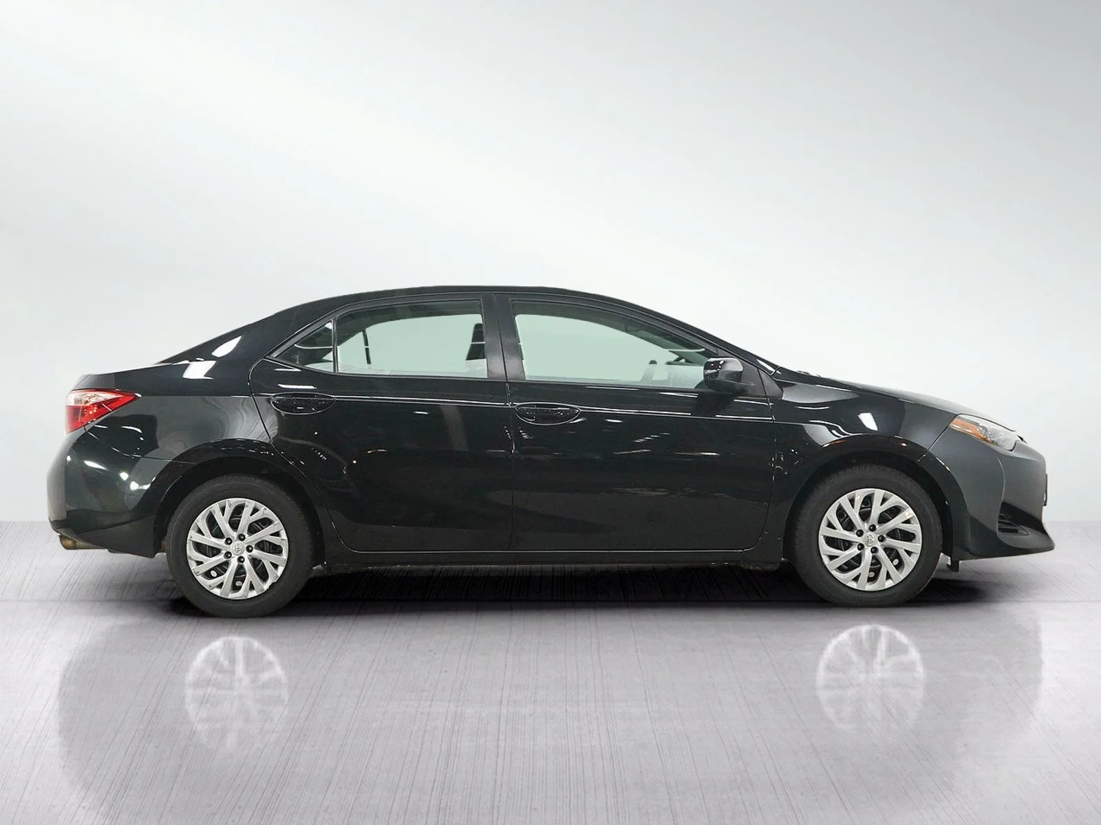 Used 2018  Toyota LE image 6