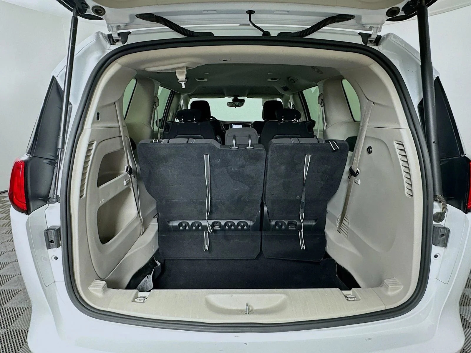 Used 2023 White Chrysler LX image 26