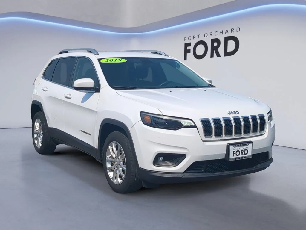 Used 2019 White Jeep Latitude image 9