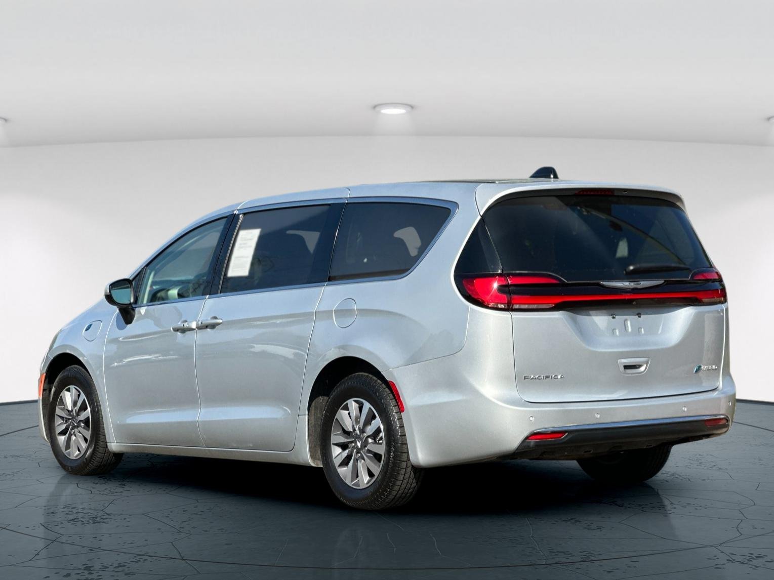 Used 2023 Silver Mist Clearcoat Chrysler Touring L 4D Passenger Van image 4